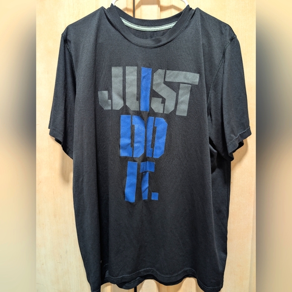 Nike Men's Black and Blue Graphic Tee - Picture 1 of 2